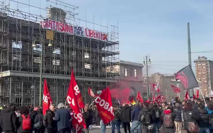 Torino, corteo per Askatasuna: "occupata" la vecchia Porta Susa e striscione VIDEO