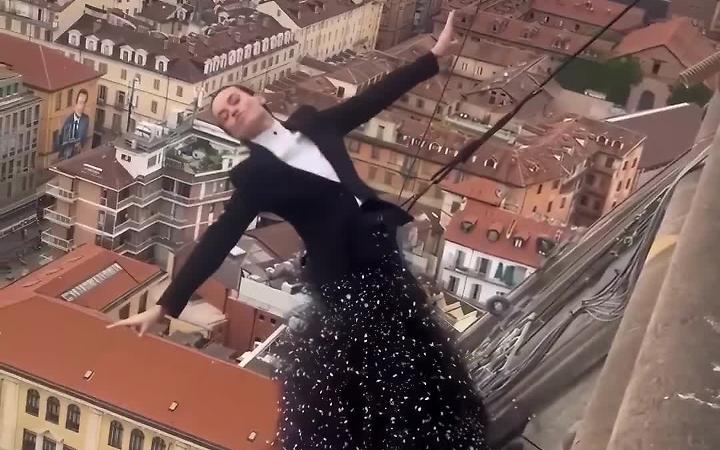 Kesia Smutniak e Domenico Procacci sospesi a 85 metri d'altezza