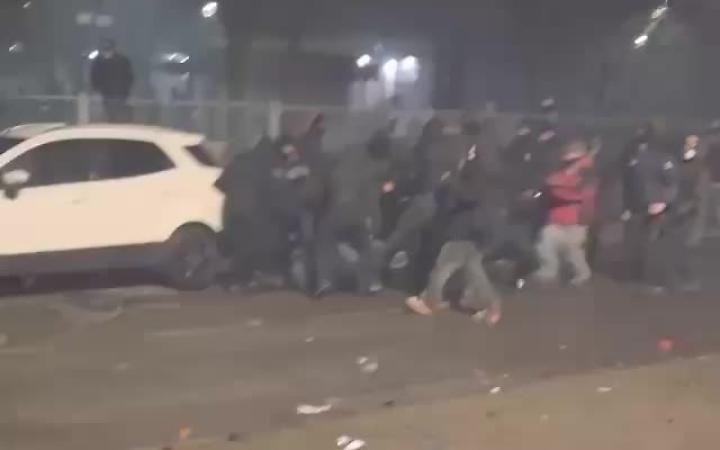 Colpito e preso a calci sulla schiena: in 6 contro un agente senza casco