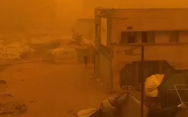 Gaza, il cielo diventa arancione: la tempesta di sabbia sorprendente che ha avvolto il territorio