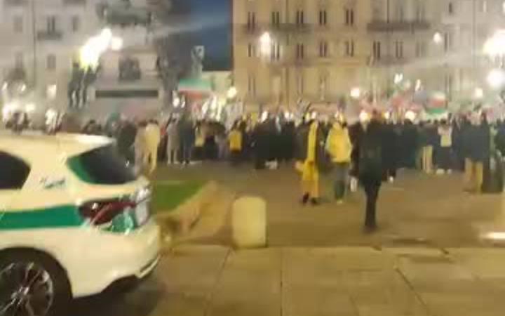 Piazza Carlo Alberto, manifestazione a sostegno del popolo iraniano con bandiere di Usa e Israele