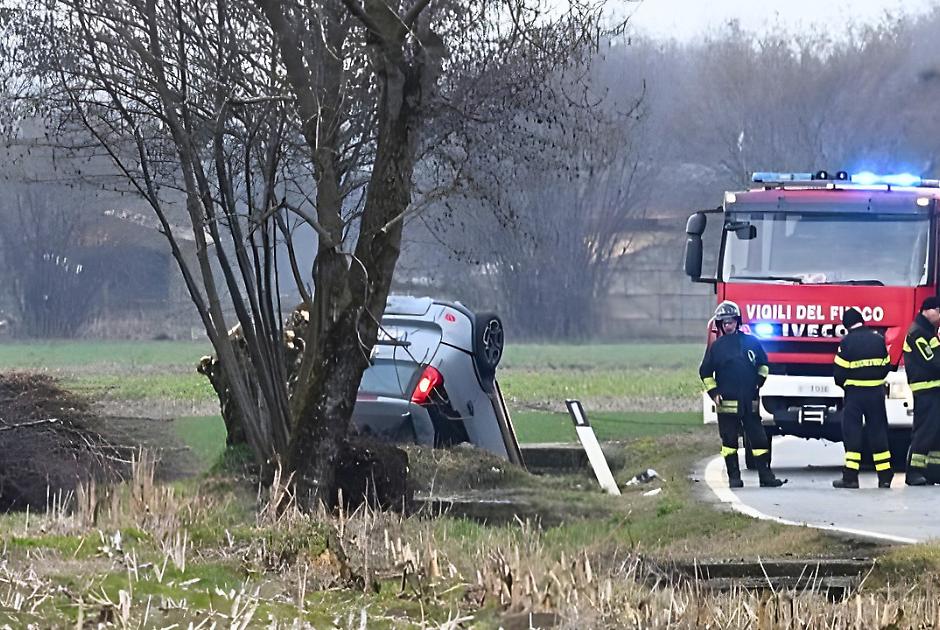 Esce di strada e si ribalta: un 54enne muore nell'incidente stradale