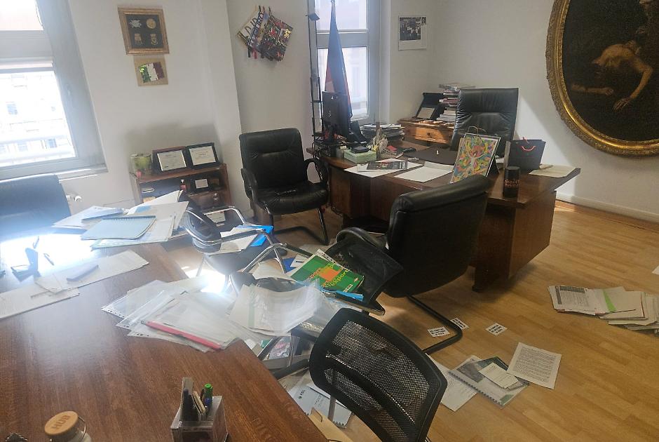 Torino, blitz degli anarchici all&rsquo;Asl