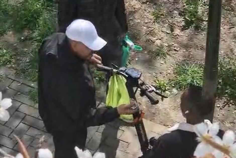 &laquo;Se mi affaccio vedo pusher&raquo; le cessioni di hashish alla luce del sole - IL VIDEO