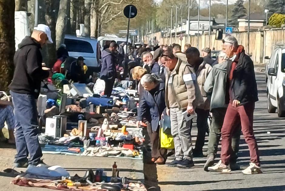 Suk di via Carcano tra le auto, residenti furiosi: &laquo;Rischio per le auto&raquo;