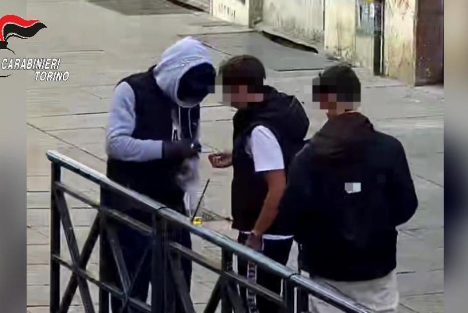 Torino, spaccio a due passi dalle scuole: cinque arresti in Santa Giulia