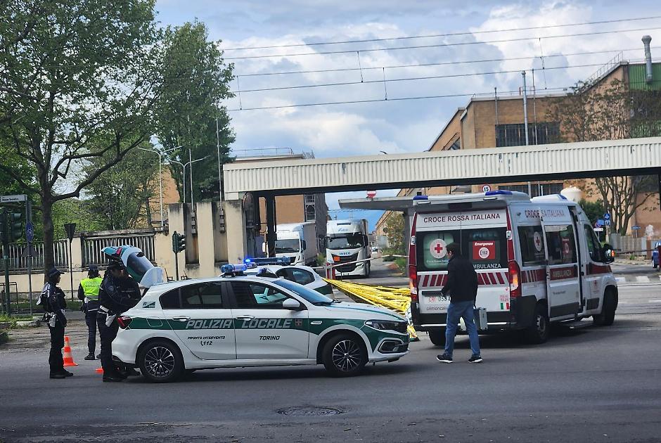 Donna investita e uccisa in corso Unione Sovietica: si cerca il tir