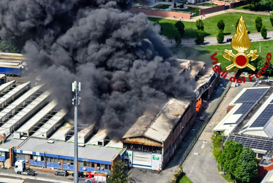 Beinasco, maxi incendio nella zona industriale: fumo nero e soccorsi in azione