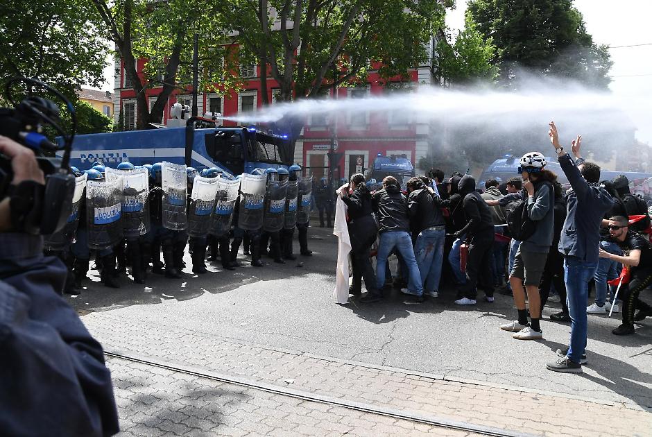 Torino, corteo 1&deg; Maggio con Askatasuna: idranti in azione e scontri VIDEO