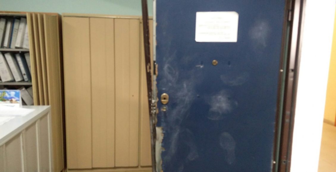 La porta blindata sfondata a Torino