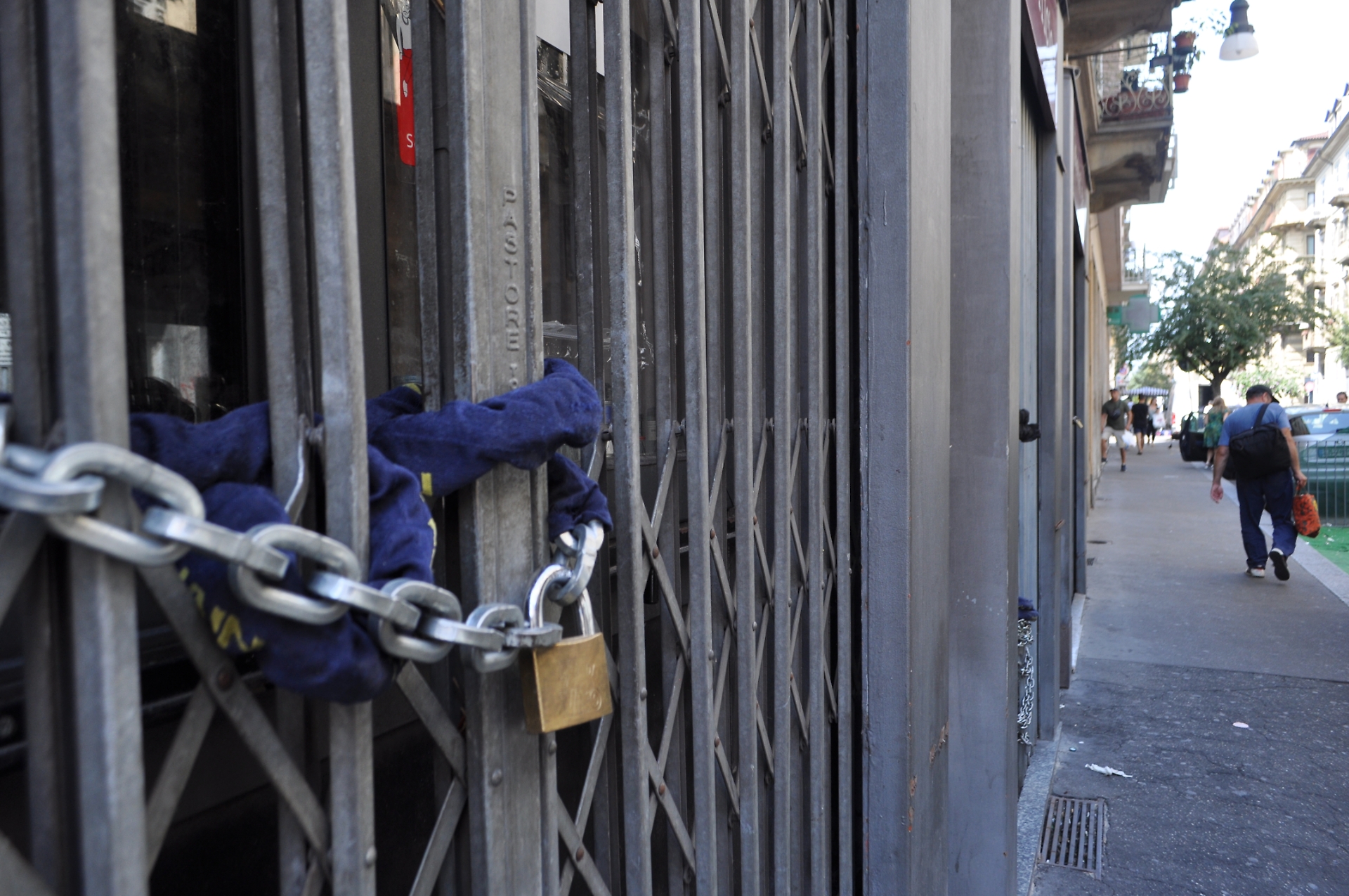 San Salvario - Vende illegalmente tabacco per narghilé: bar chiuso