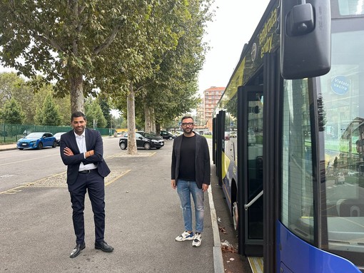 Assessori comunali vicino a un bus della linea 17