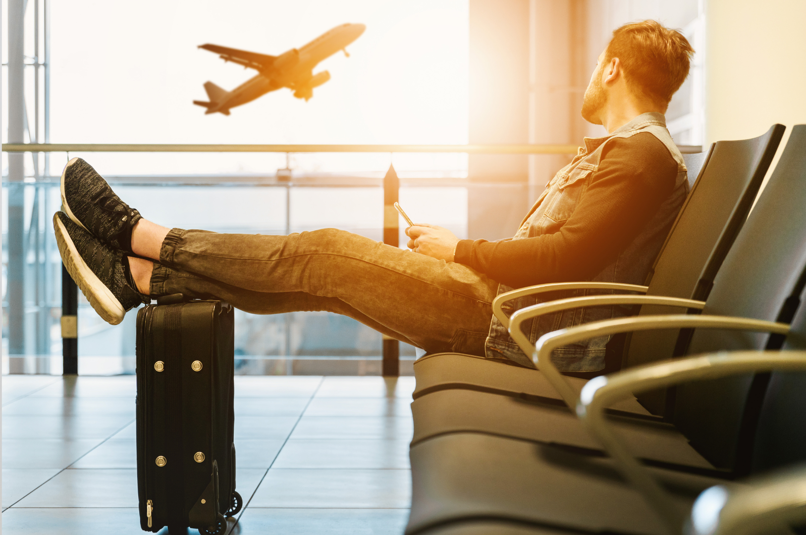 Viaggiatore che aspetta l'aereo - foto di scena