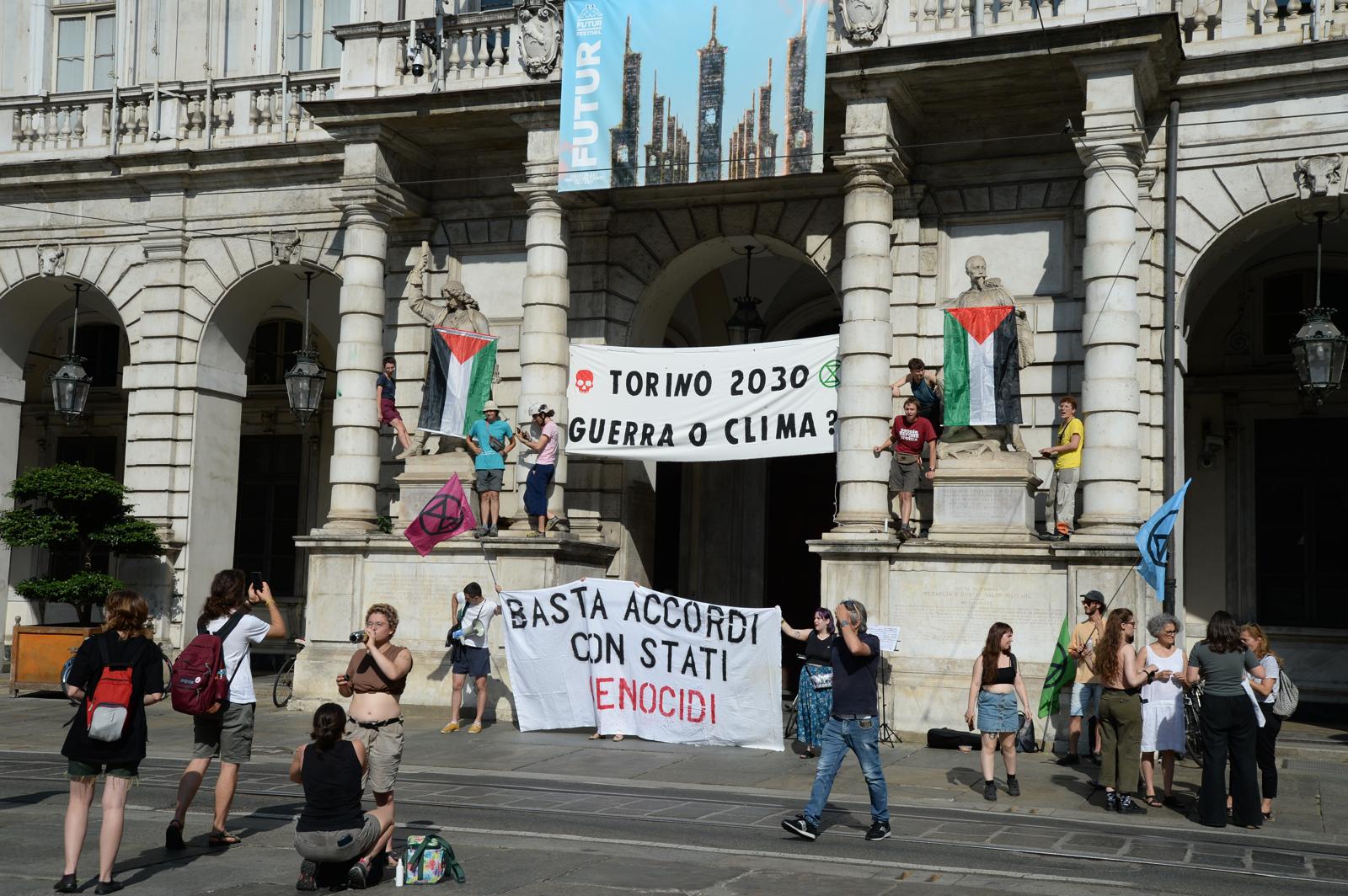 Gli attivisti chiedono al Comune la rottura dei rapporti con Israele e un impegno coerente sugli obiettivi climatici al 2030