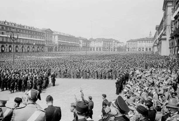Raduno fascista in piazza Vittorio Veneto