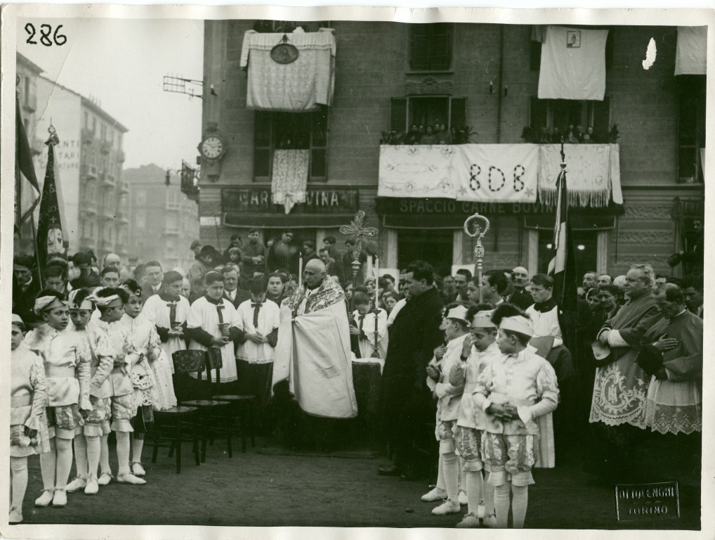 Largo Sonzini (ora largo Giulio Cesare), processione con la reliquia di don Bosco, 22 febbraio 1930; Luigi Grassi è al fianco di don Filippo Rinaldi