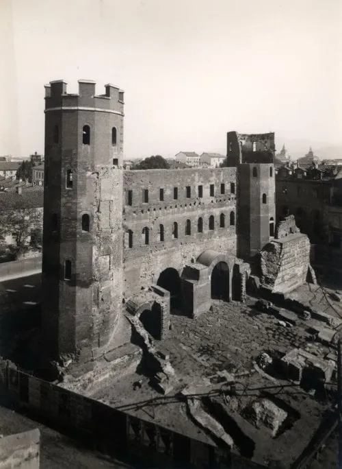 Un ulteriore restauro avvenne negli anni Trenta del Novecento, quando il regime fascista aggiunse le statue bronzee di Augusto e Giulio Cesare.