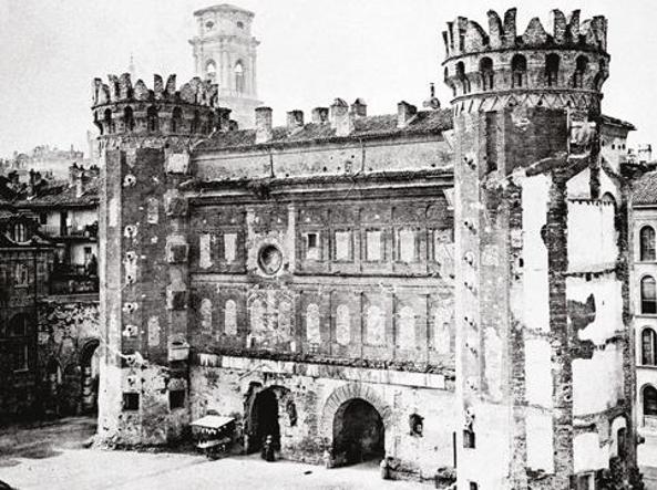 Nel 1404 venne ampiamente rimaneggiata dal Comune, con la ricostruzione parziale della torre sinistra e l’aggiunta delle merlature medievali.