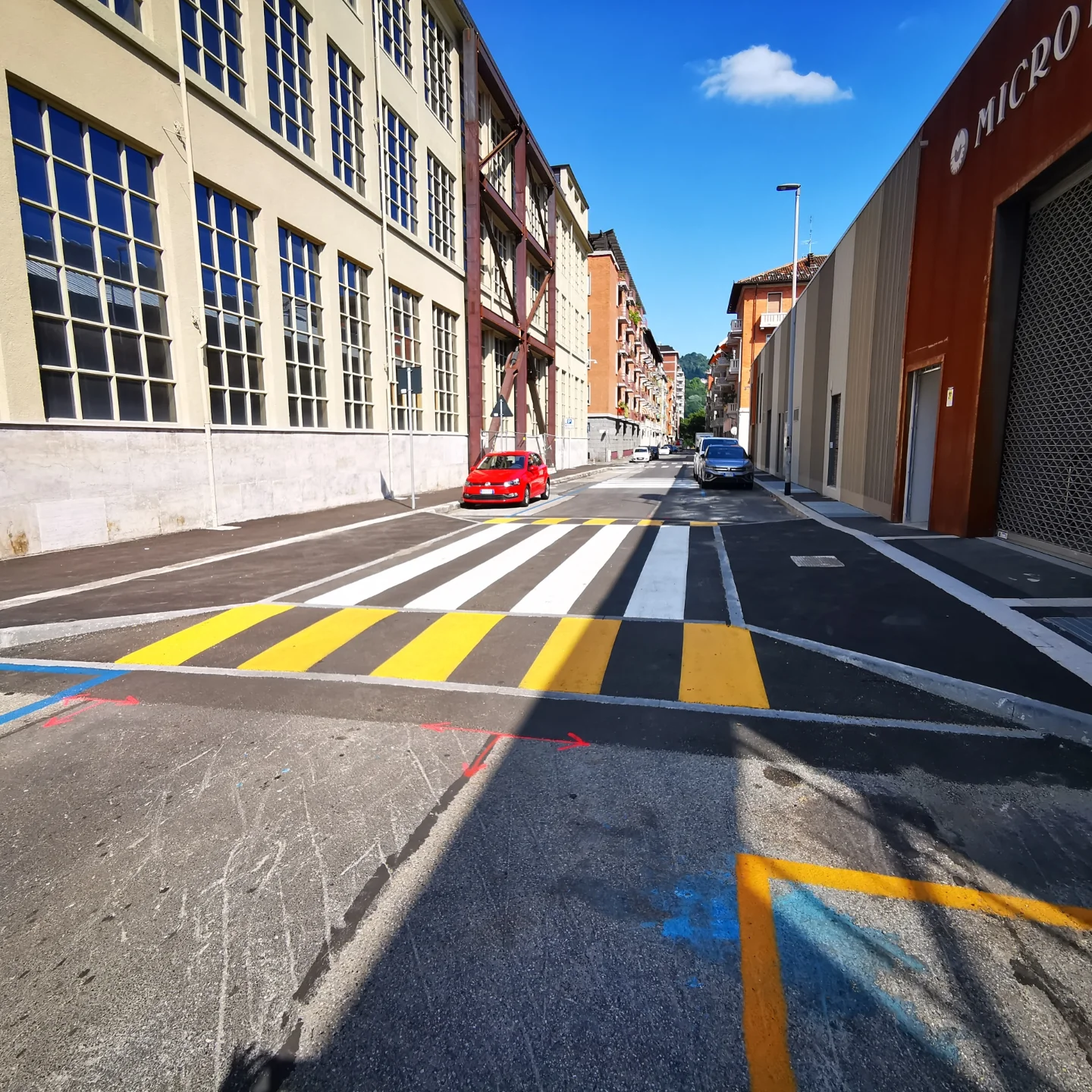 In prossimità dei principali incroci sono stati realizzati attraversamenti pedonali rialzati per ridurre la velocità dei veicoli e garantire maggiore sicurezza, in particolare per bambini e persone anziane che frequentano la zona