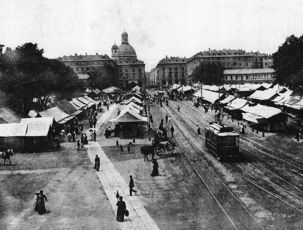 Le origini del mercato risalgono al 1835, quando riunì in piazza della Repubblica i mercati preesistenti di piazza Palazzo di Città e piazza Corpus Domini