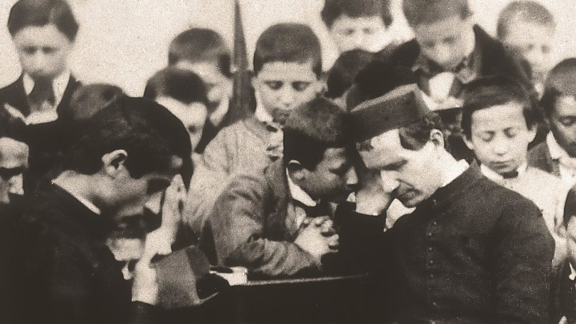 L’iniziativa fu promossa da don Giovanni Bosco, che nello stesso anno aveva già avviato le prime attività educative per giovani apprendisti e ragazzi delle classi popolari.