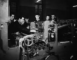 L’iniziativa si collegava direttamente al contesto torinese dell’epoca, segnato dall’avvio dei primi processi di industrializzazione e da una crescente domanda di formazione di base tra gli operai