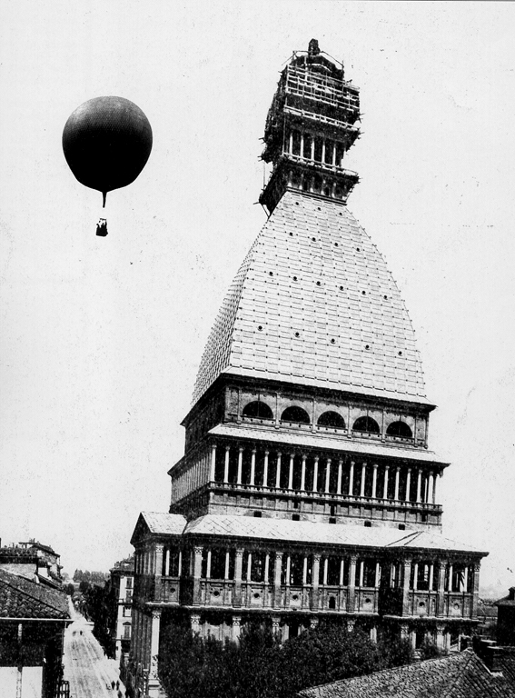Tra 1877 e 1878 il Comune rileva l’opera, la destina a monumento civile dedicato a Vittorio Emanuele II e ne assume il completamento