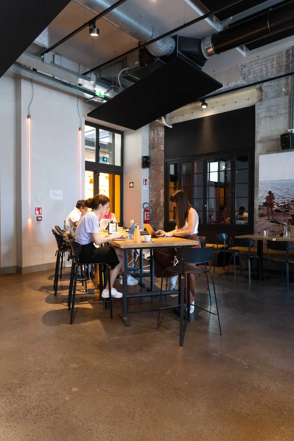 Situato in Corso Regina Margherita 128, Combo è uno spazio polifunzionale che offre caffetteria, ostello e coworking