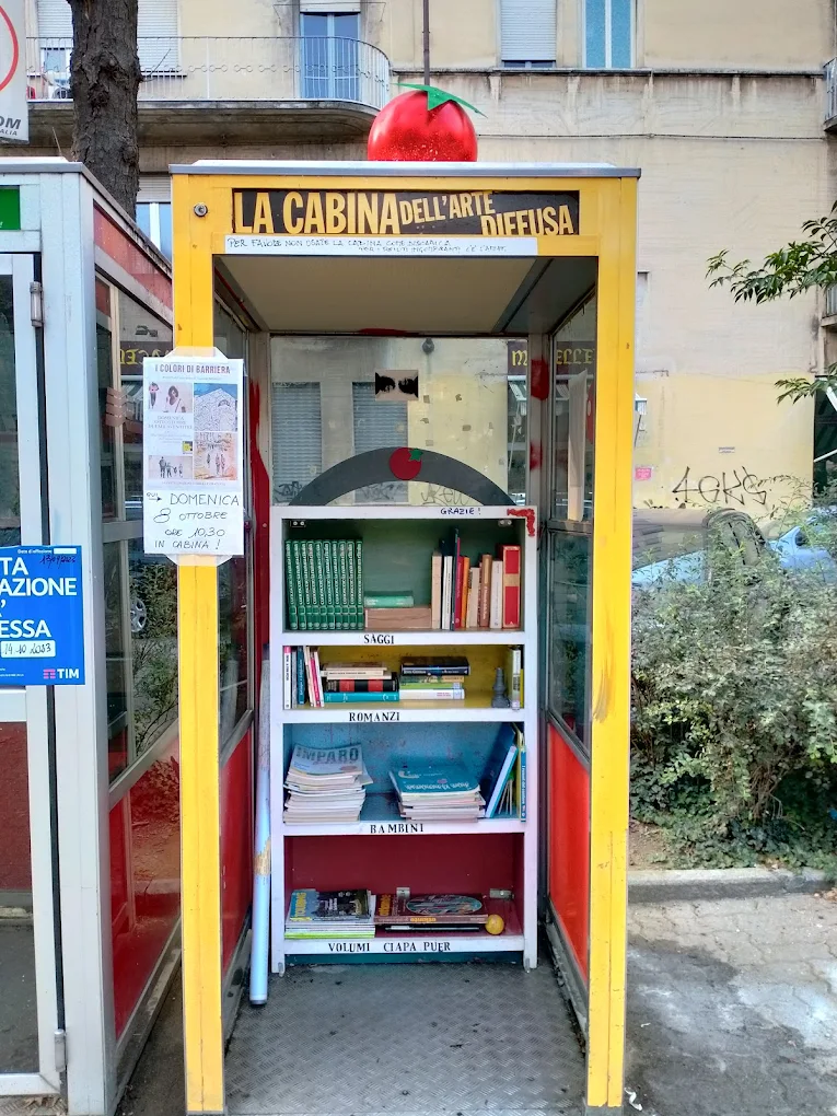 In piazza Peyron una struttura è stata trasformata nella “Cabina dell’Arte Diffusa”: un punto di scambio libri e iniziative culturali nato dal basso, che dimostra come elementi destinati alla demolizione possano essere riconvertiti a beneficio della collettività
