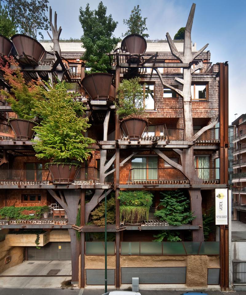 Dal punto di vista architettonico, la struttura si distingue per l’uso del verde in forme diverse: fioriere, giardini, coperture pensili e facciate vegetali