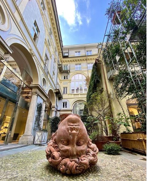 Il cortile di Palazzo Villa, attraversato quotidianamente da residenti e visitatori, diventa così un punto di contatto tra arte, vita urbana e flussi turistici