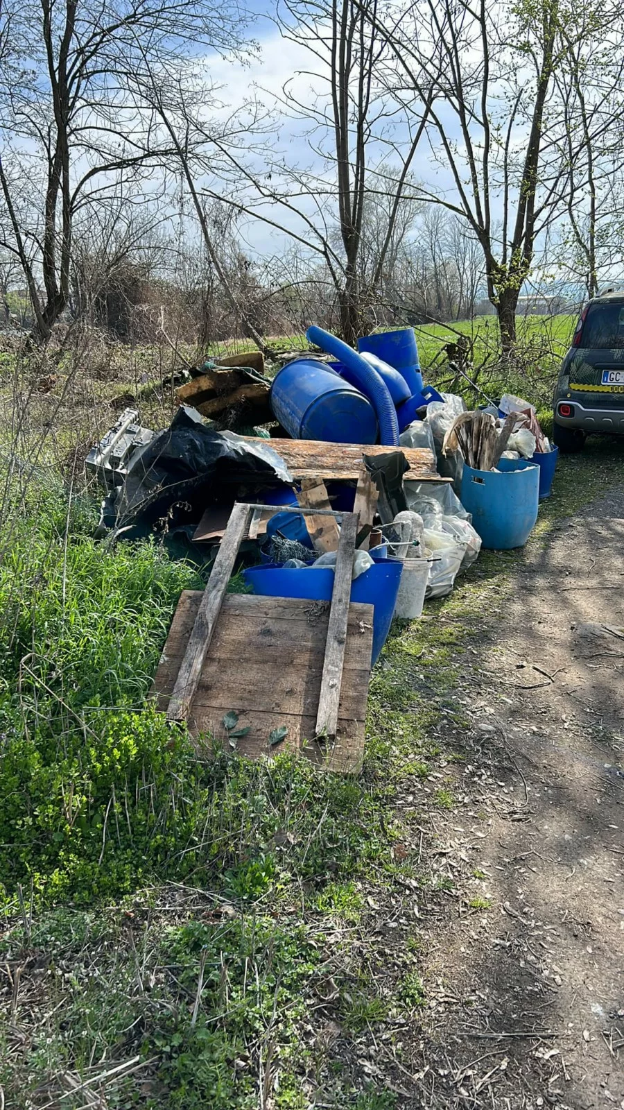 Il principale problema riguarda la strada di accesso, una via sterrata che attraversa un’area industriale e si deteriora periodicamente a causa del traffico pesante e degli abbandoni illegali di rifiuti