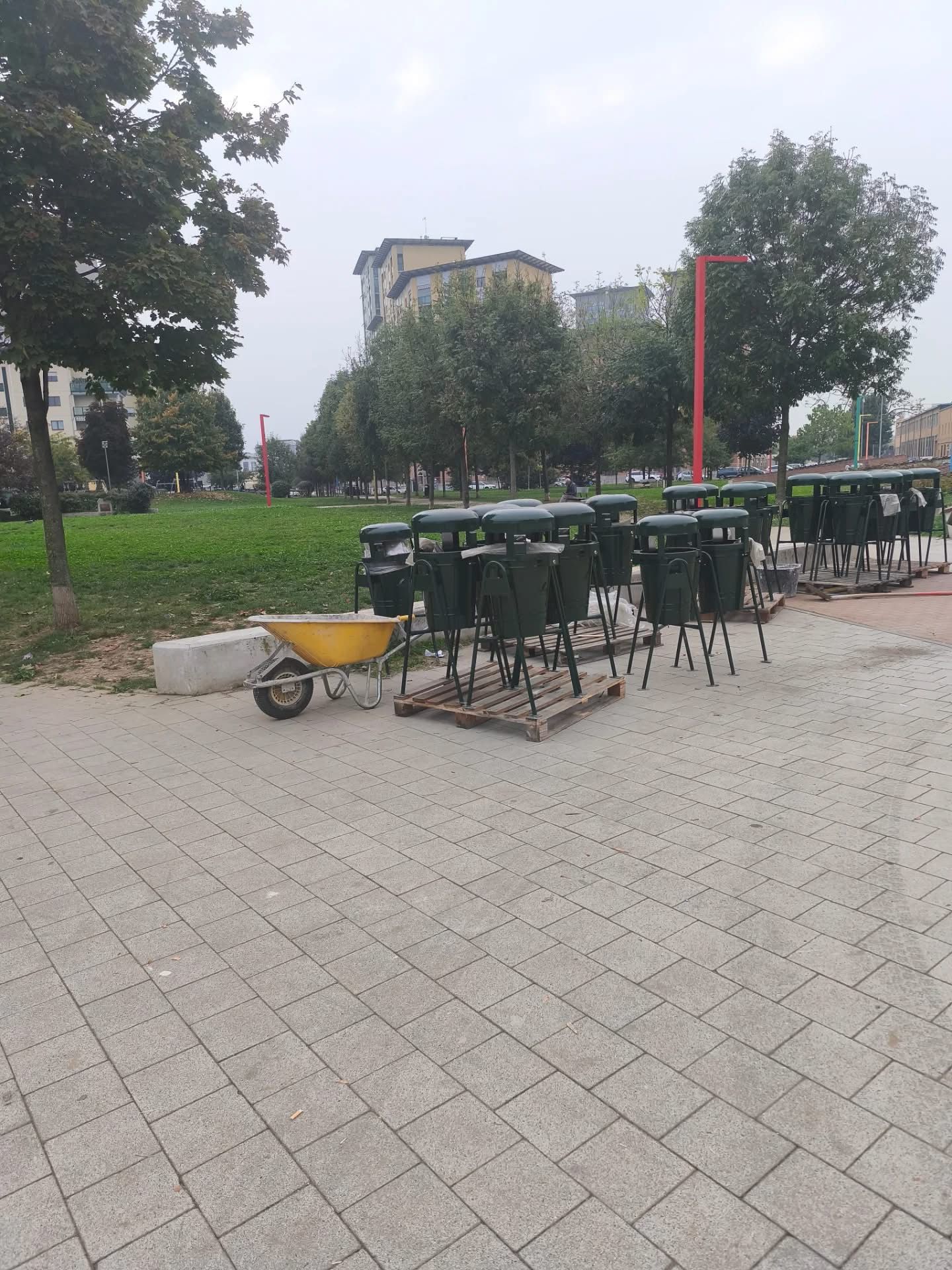 Sono stati installati oltre dieci nuovi cestini nel Parco Aurelio Peccei, in seguito alla richiesta della Circoscrizione 6