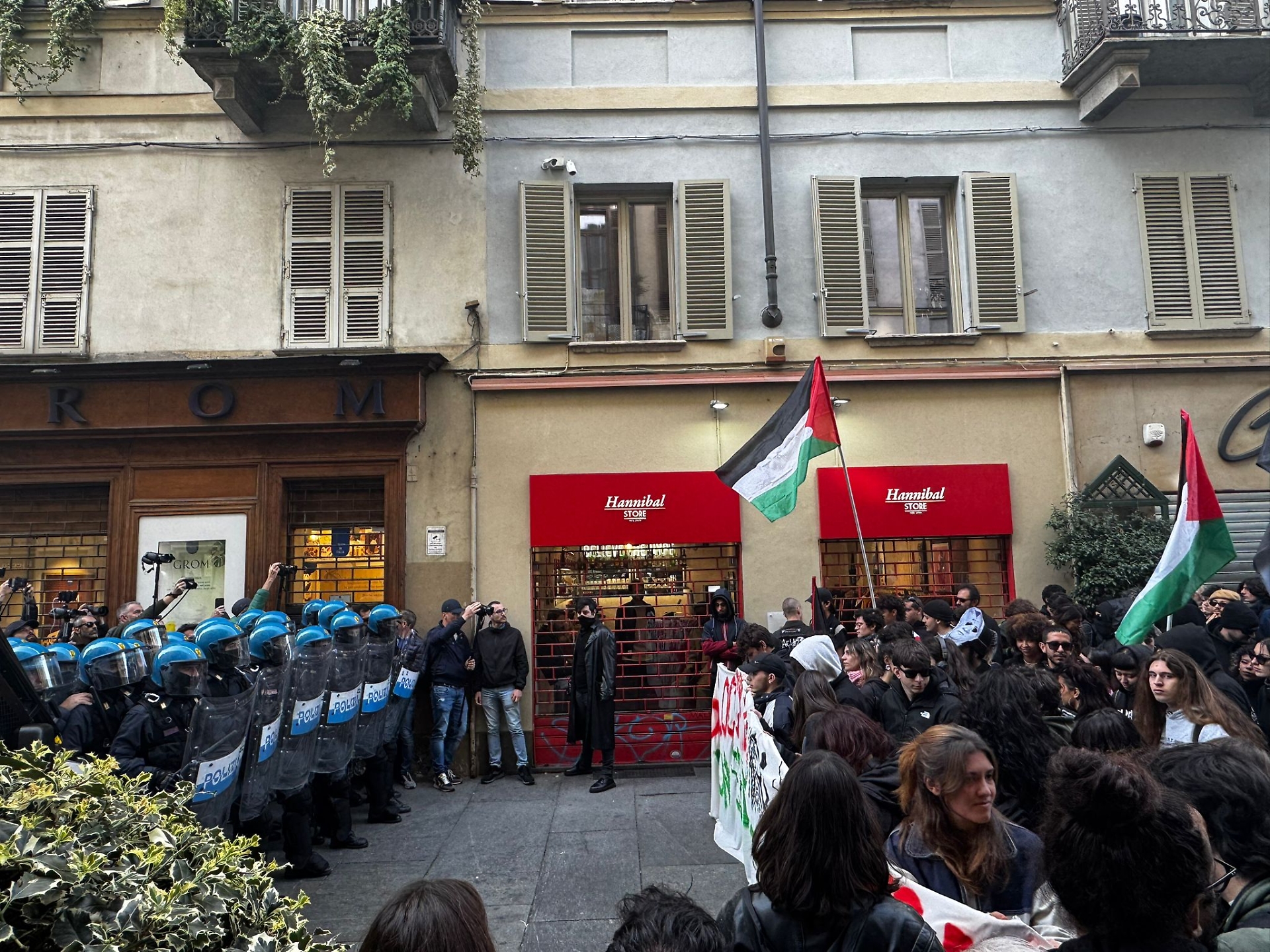 Il corteo pro-pal prova a entrare in piazza Carignano, chiusura totale delle forze dell’ordine