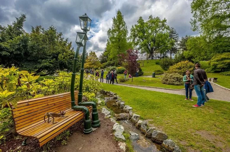 Il "Principe Ranocchio" si trova vicino ai lampioni innamorati, una delle zone più fotografate del parco