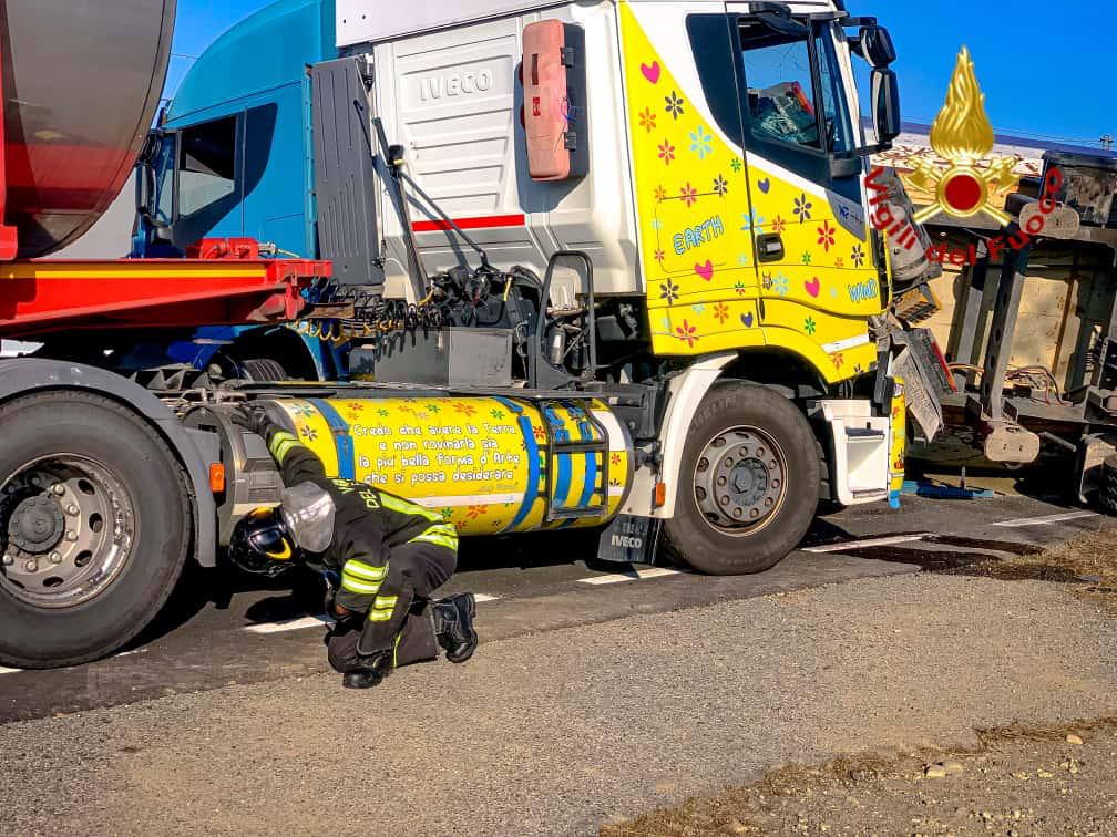 Nel pomeriggio di mercoledì 5 novembre 2025, intorno alle 14:30, i vigili del fuoco sono intervenuti sulla Strada Provinciale 31bis, nel territorio comunale di Verolengo (TO), a seguito di un incidente che ha coinvolto due mezzi pesanti, uno dei quali alimentato a gas naturale liquefatto (GNL)