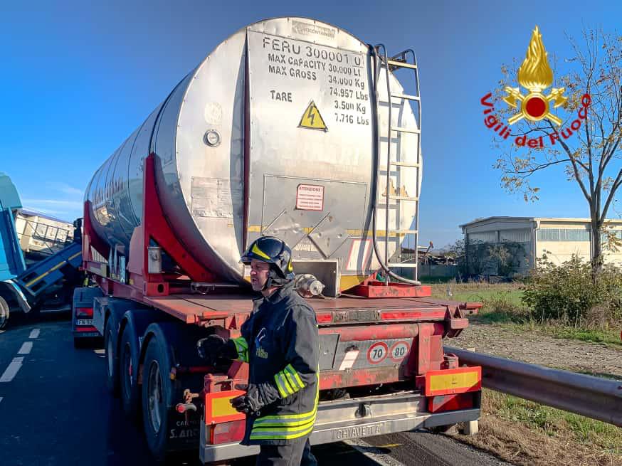 Nel pomeriggio di mercoledì 5 novembre 2025, intorno alle 14:30, i vigili del fuoco sono intervenuti sulla Strada Provinciale 31bis, nel territorio comunale di Verolengo (TO), a seguito di un incidente che ha coinvolto due mezzi pesanti, uno dei quali alimentato a gas naturale liquefatto (GNL)
