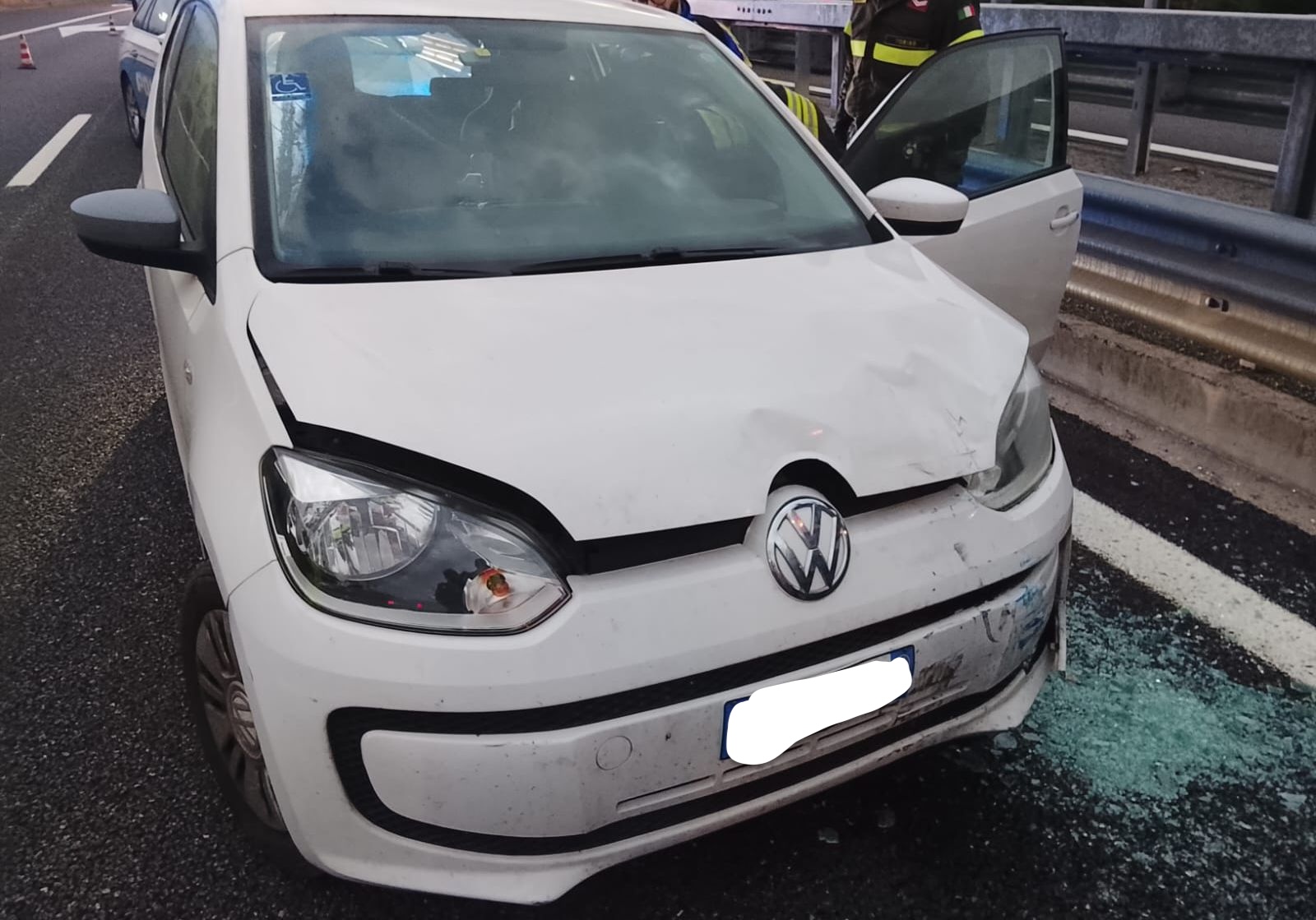 L'incidente ha coinvolto il tamponamento tra due auto, che ha provocato il ferimento lieve di una donna