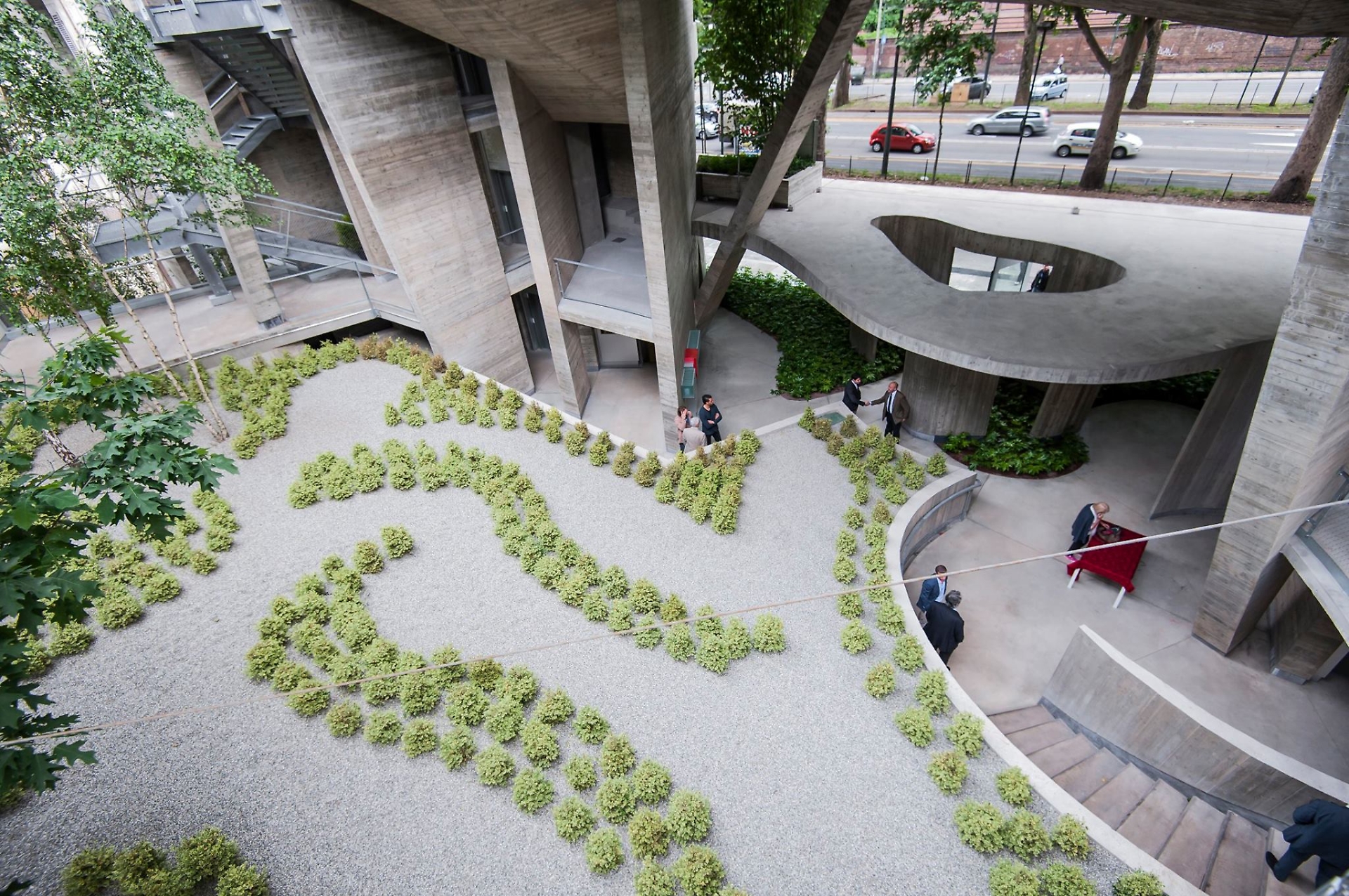 La struttura si distingue per le aperture irregolari, orientate per offrire visuali differenti sulla città, e per la presenza di serre bioclimatiche, che caratterizzano il prospetto principale