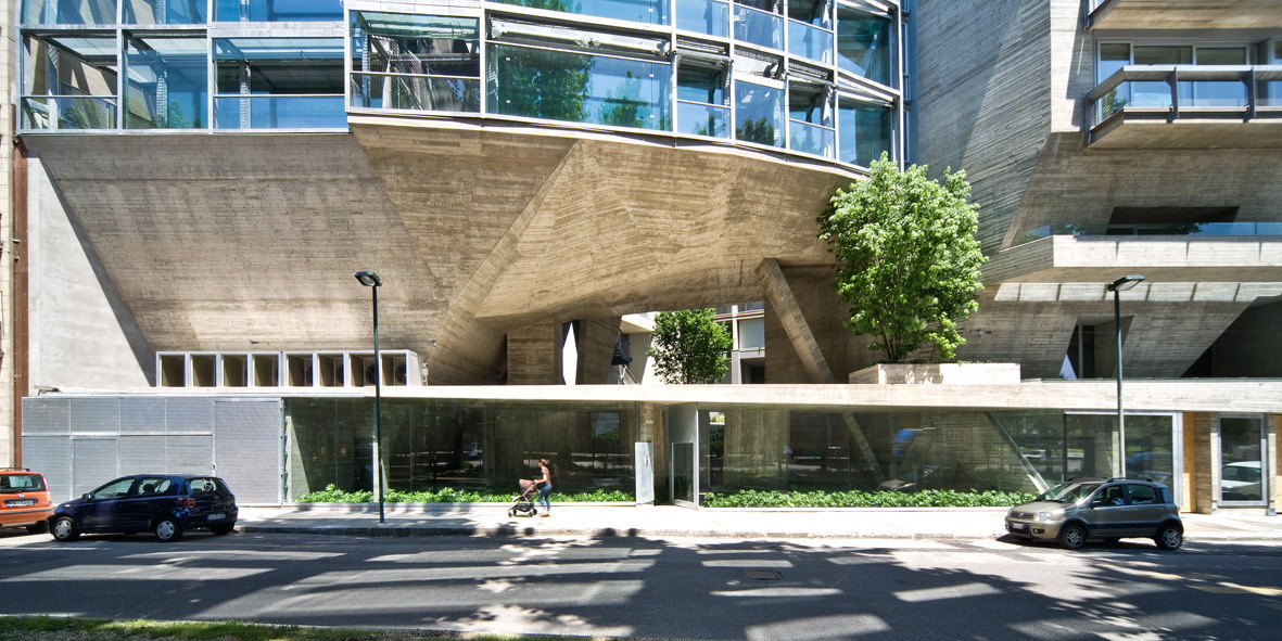 L’intervento ha puntato su isolamento acustico, data la posizione dell’edificio su un asse molto trafficato, e su materiali scelti per garantire un basso impatto ambientale