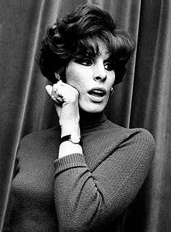 Nata a Milano il 22 settembre 1934, la Vanoni si è formata artisticamente al Piccolo Teatro, dove si iscrisse all’Accademia d’arte drammatica nel 1953