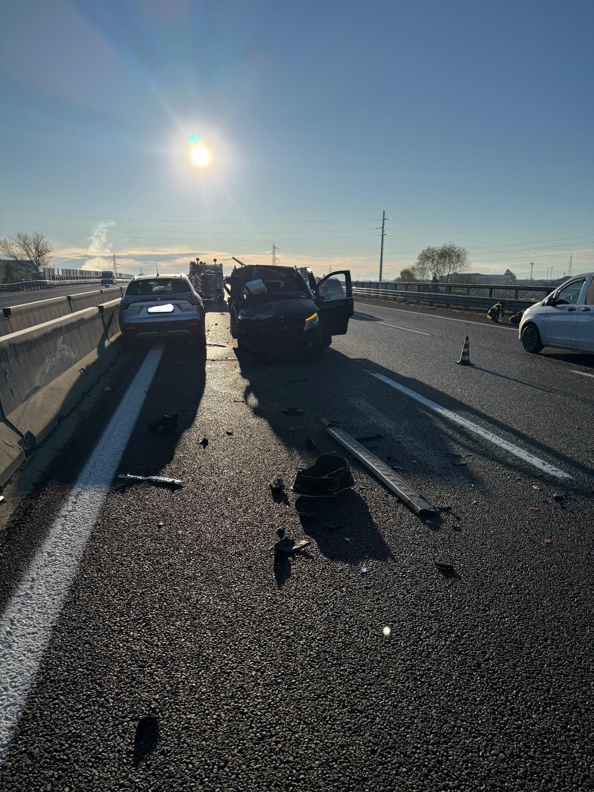 Secondo le prime informazioni, due dei feriti sono stati trasportati all’ospedale Santa Croce di Moncalieri, mentre una terza persona è stata trasferita al San Luigi di Orbassano