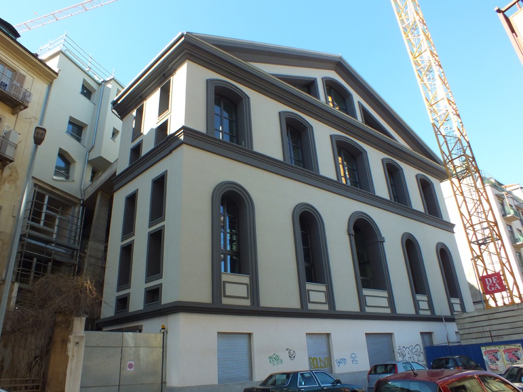 Il progetto firmato dall’architetto Luciano Pia ha comportato la quasi totale demolizione dell’edificio preesistente, ad eccezione del fondale scenico dell’antico teatro, unico elemento storico preservato e oggi integrato nel nuovo volume edilizio