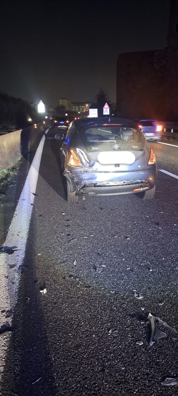 Un incidente che ha coinvolto quattro auto ha reso necessaria, nel pomeriggio, la chiusura provvisoria di un tratto del Raccordo Autostradale 10 Torino-Caselle in direzione Torino, in prossimità dello svincolo 1+200, collegato alla tangenziale