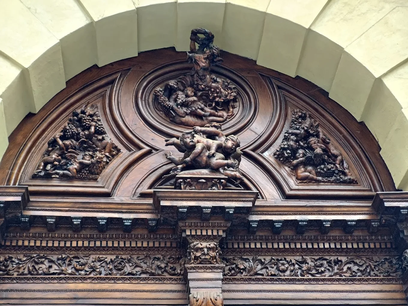 Dal punto di vista storico-artistico, il portone risale al XVII secolo ed è riconducibile alla tradizione decorativa barocca, in cui figure grottesche, mascheroni e volti mostruosi erano frequentemente utilizzati come elementi ornamentali o apotropaici, cioè con funzione simbolica di protezione dell’edificio