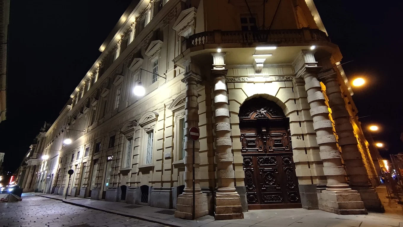 Secondo il racconto più noto, il portone sarebbe apparso improvvisamente dopo un rituale occulto compiuto da un presunto apprendista stregone, che avrebbe tentato di evocare forze soprannaturali