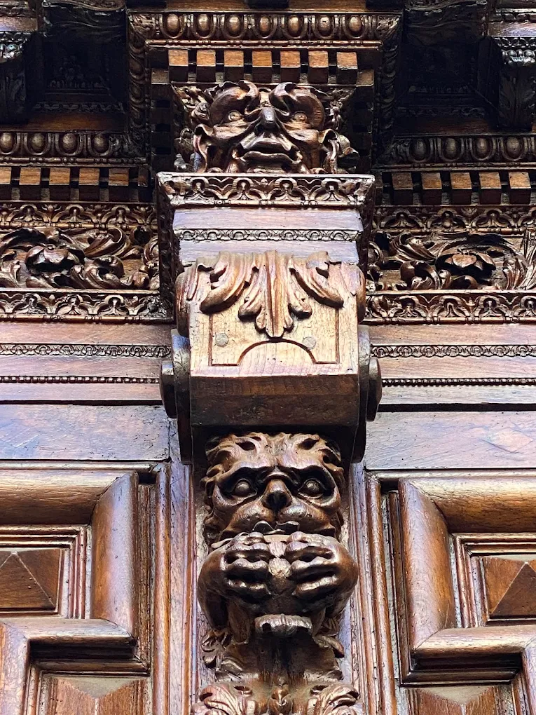 Dal punto di vista storico-artistico, il portone risale al XVII secolo ed è riconducibile alla tradizione decorativa barocca, in cui figure grottesche, mascheroni e volti mostruosi erano frequentemente utilizzati come elementi ornamentali o apotropaici, cioè con funzione simbolica di protezione dell’edificio