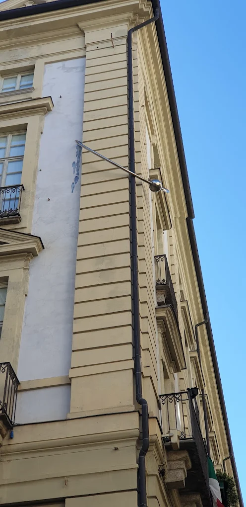 La colatura blu, orientata verso il centro, richiama invece un’idea di Torino più istituzionale e “nobile”