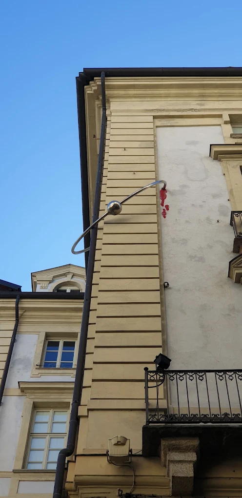 Il nome dell’opera è “Baci Urbani” e si distingue per la presenza di una componente metallica applicata alla facciata, accompagnata da due tracce cromatiche: una rossa e una blu