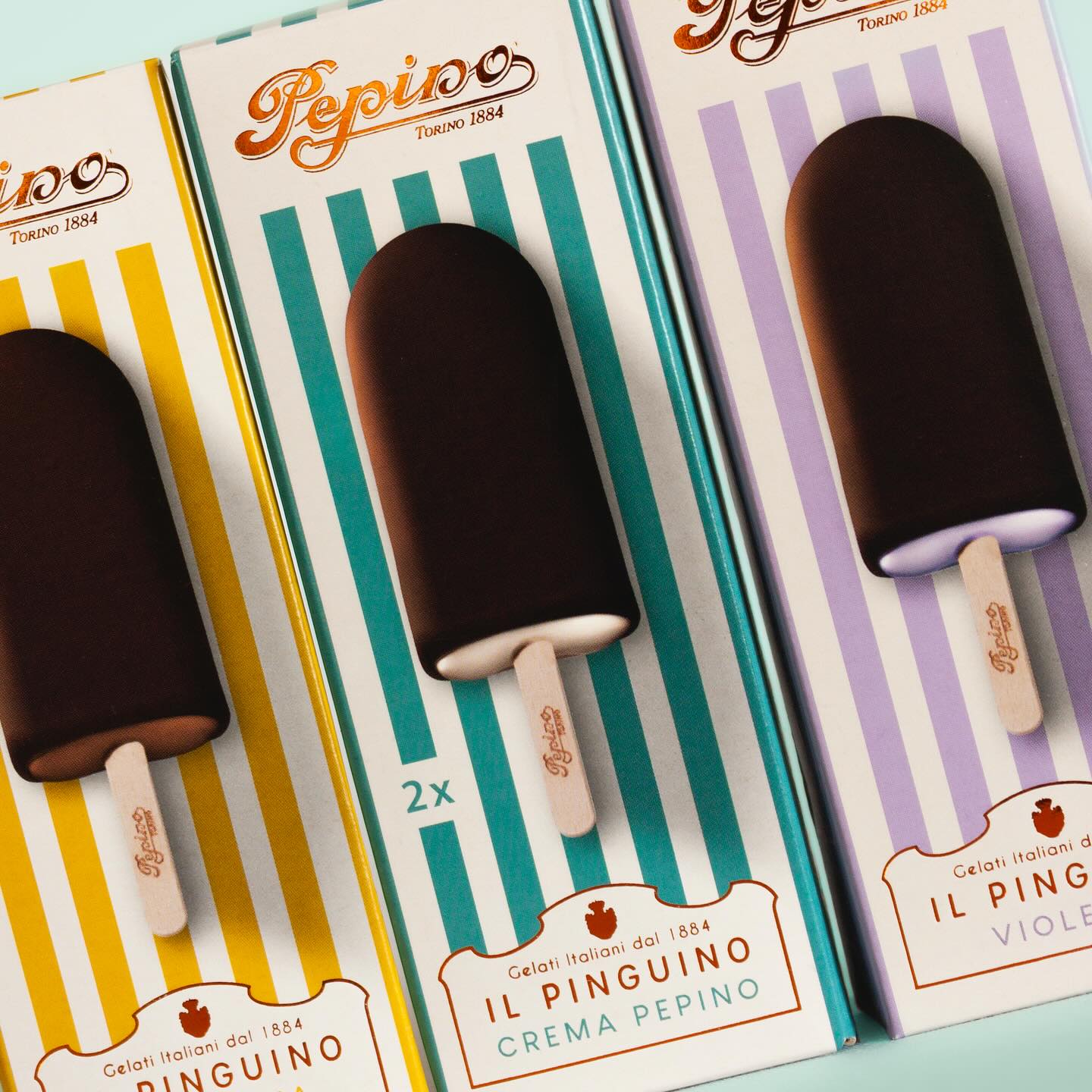 Oggi il “Pinguino” è venduto in varie versioni, ma il riferimento più noto resta quello classico, spesso richiamato come punto di partenza della diffusione dei gelati confezionati ricoperti, imitati poi su larga scala